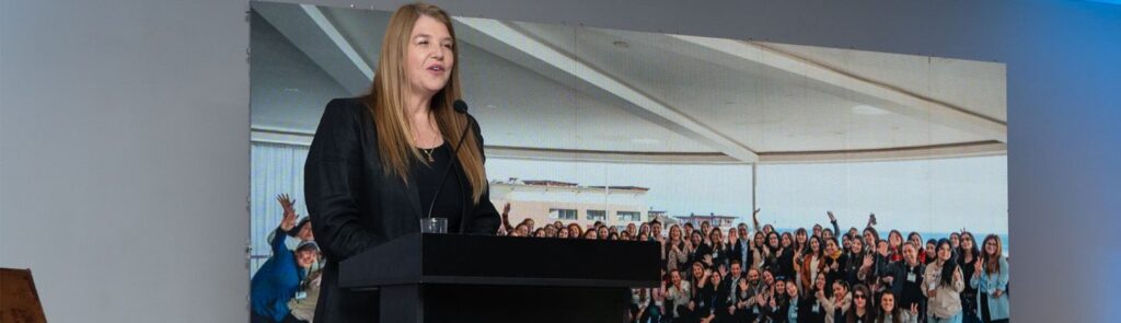 María-de-la-Luz-Osses-primera-mujer-Gerenta-General-en-una-de-las-operaciones-de-Antofagasta-Minerals-compressed
